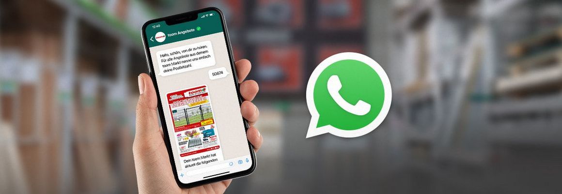 Hand hält Handy mit Prospekt auf dem Screen neben Whatsapp-Logo